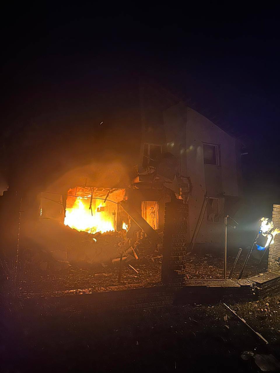 Окупанти атакували Бориспіль на Київщині: сталась пожежа, постраждала жінка. Подробиці та фото