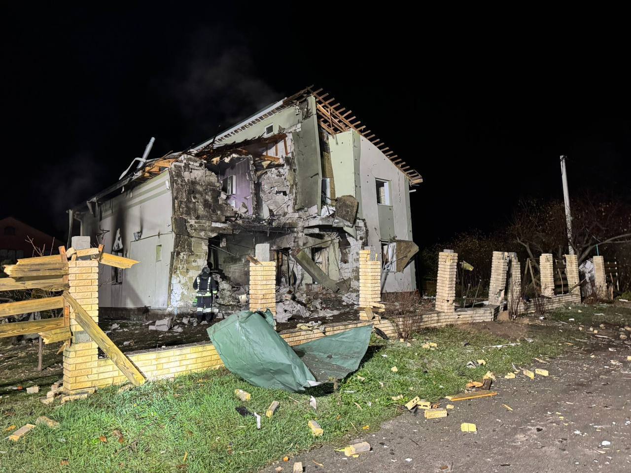 Окупанти атакували Бориспіль на Київщині: сталась пожежа, постраждала жінка. Подробиці та фото