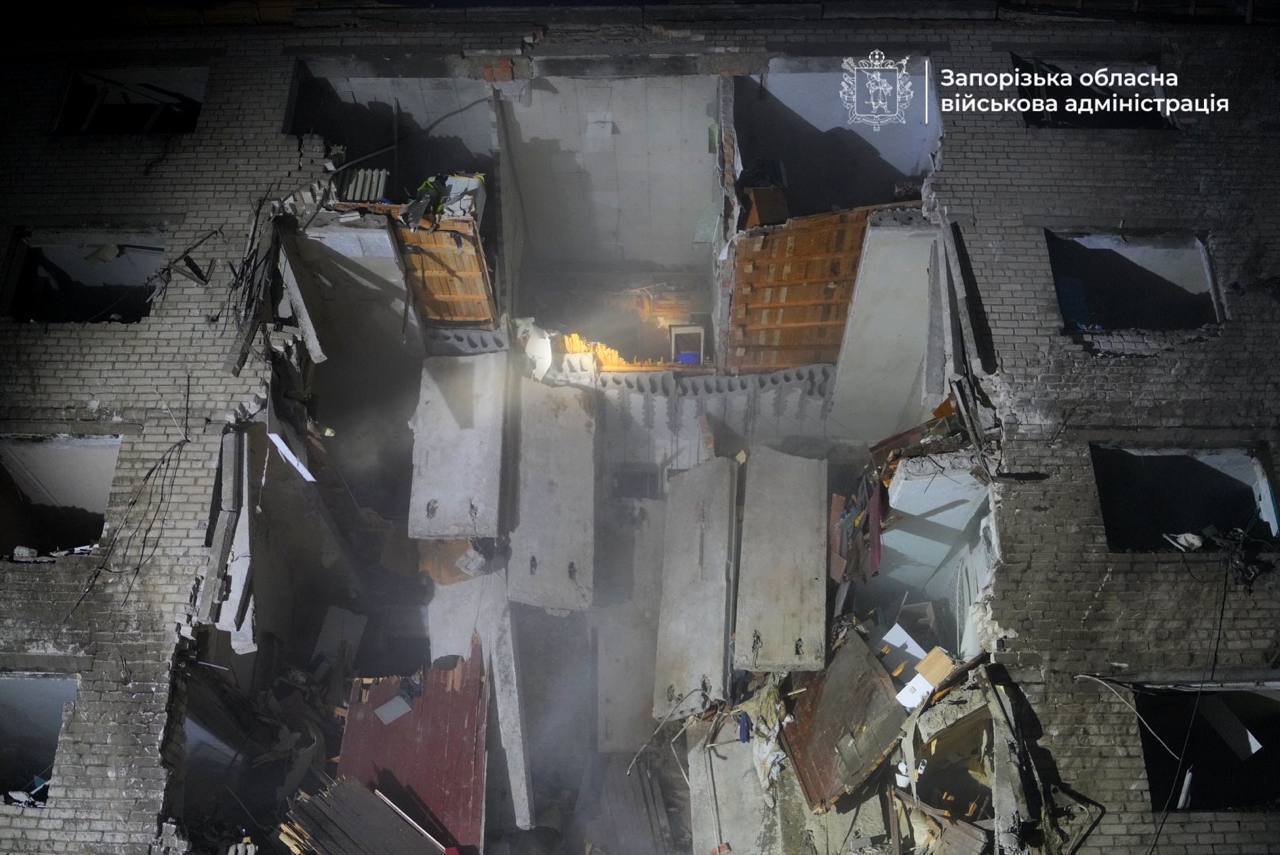 Запорожье было под массированным ударом РФ: есть попадание в общежитие, погибли два человека, много пострадавших. Фото и видео