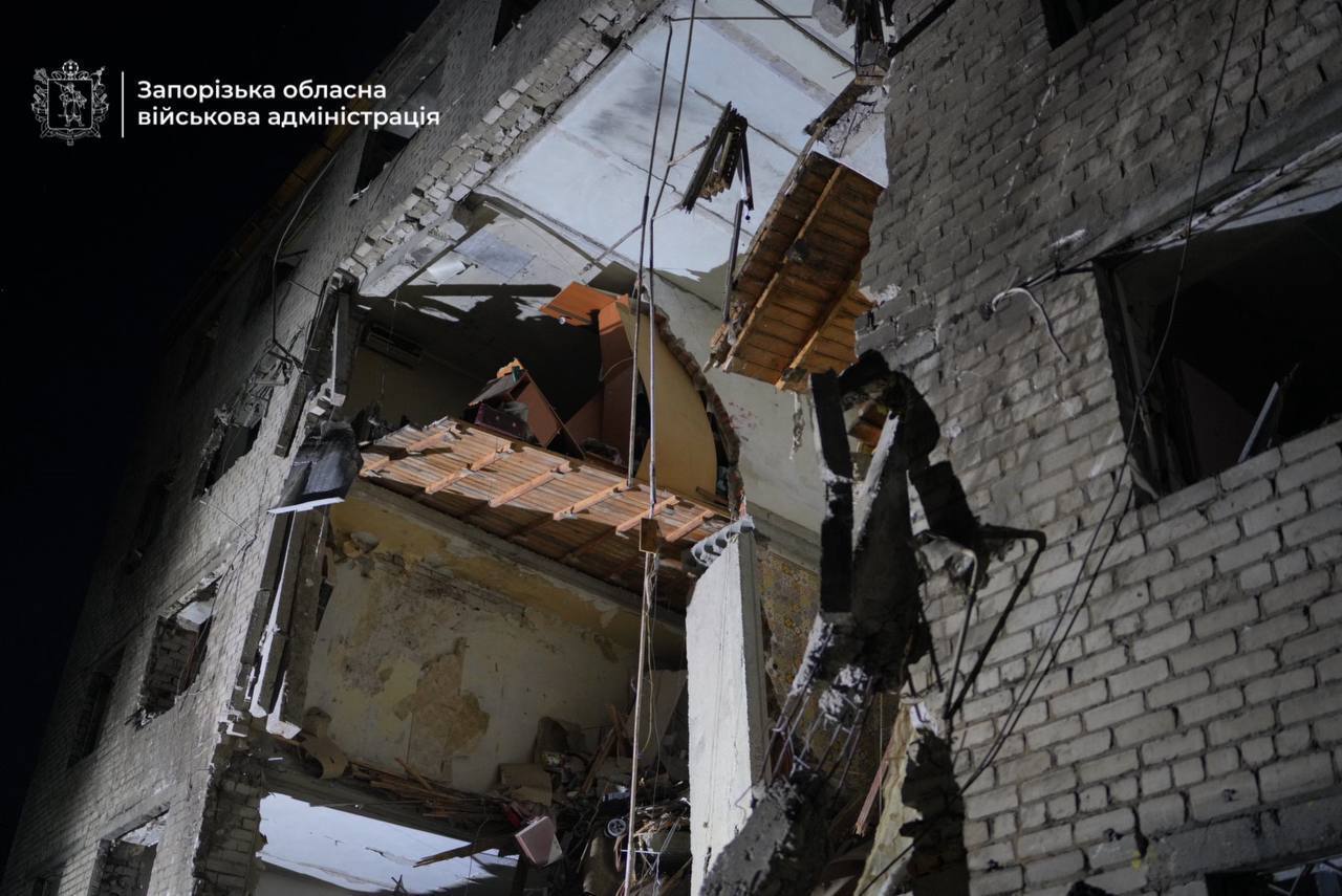 Запорожье было под массированным ударом РФ: есть попадание в общежитие, погибли два человека, много пострадавших. Фото и видео