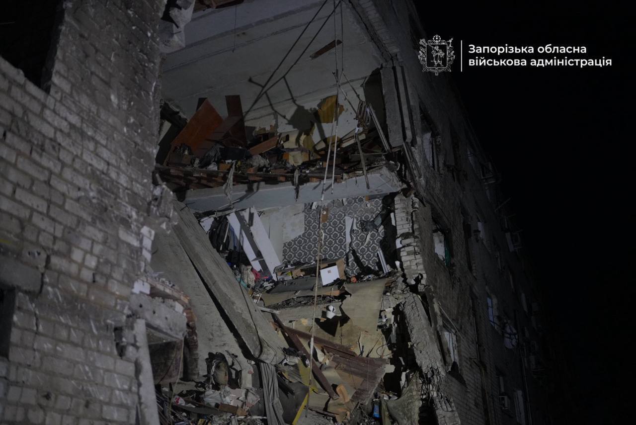 Запорожье было под массированным ударом РФ: есть попадание в общежитие, погибли два человека, много пострадавших. Фото и видео