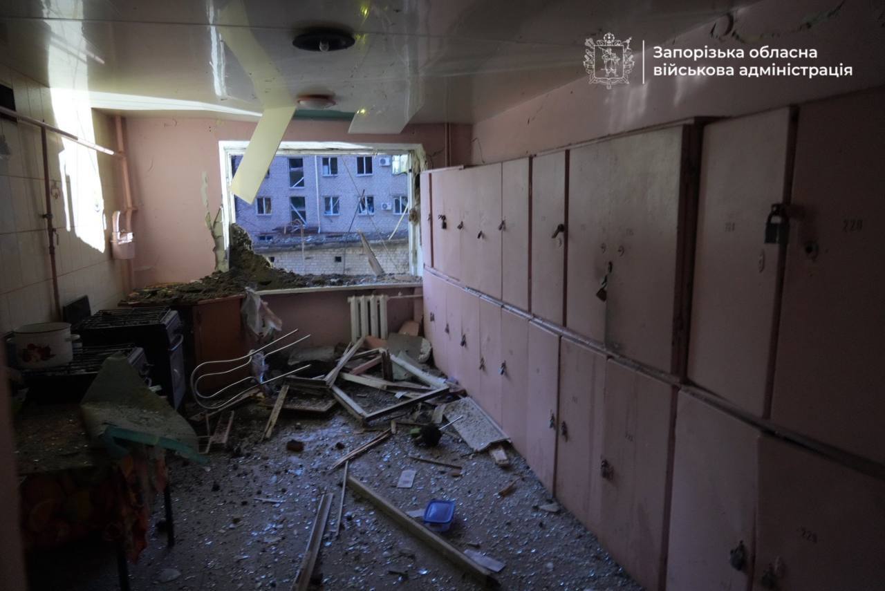 Запорожье было под массированным ударом РФ: есть попадание в общежитие, погибли два человека, много пострадавших. Фото и видео