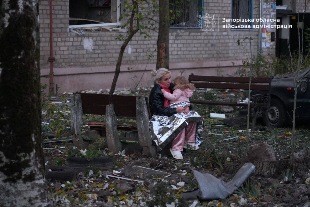 Запорожье было под массированным ударом РФ: есть попадание в общежитие, погибли два человека, много пострадавших. Фото и видео