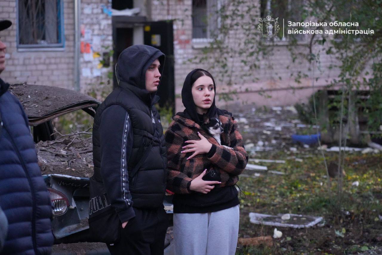 Запорожье было под массированным ударом РФ: есть попадание в общежитие, погибли два человека, много пострадавших. Фото и видео