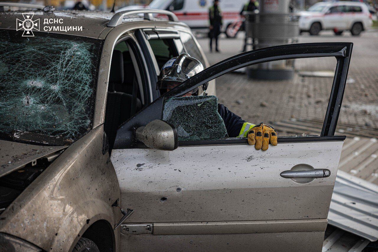 Оккупанты атаковали гражданскую инфраструктуру в Сумах, есть пострадавшие: момент удара попал на видео