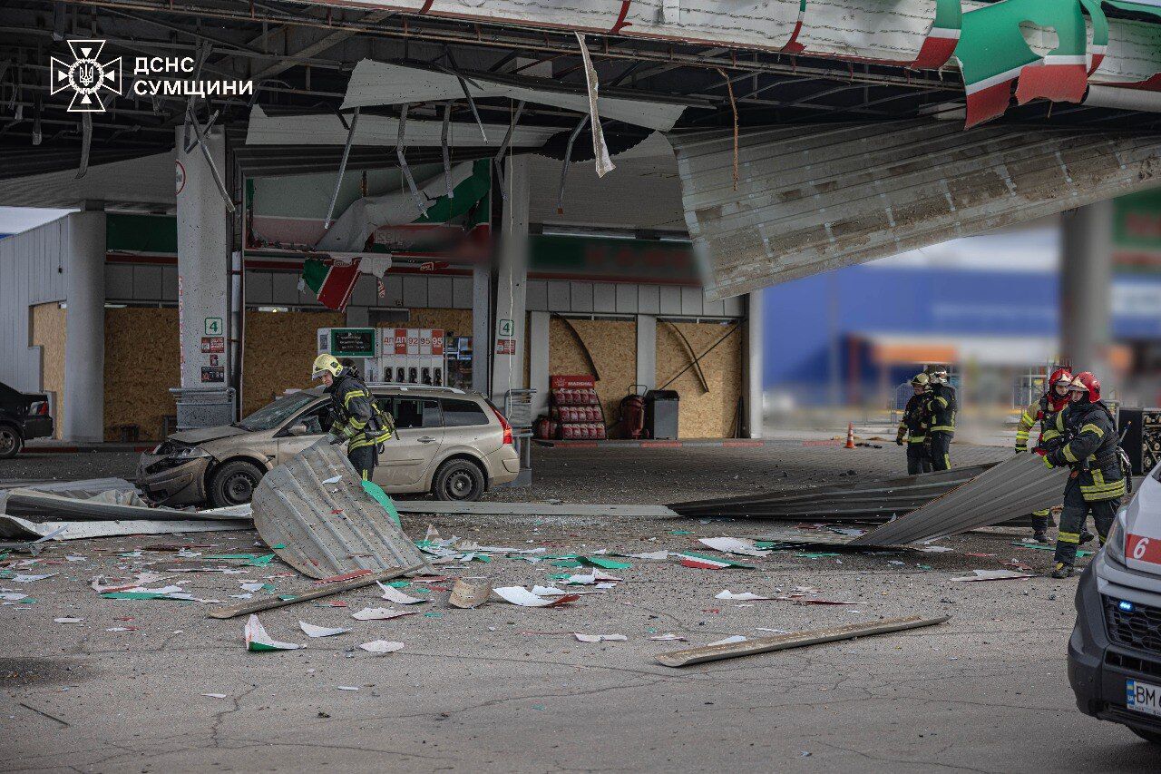 Оккупанты атаковали гражданскую инфраструктуру в Сумах, есть пострадавшие: момент удара попал на видео