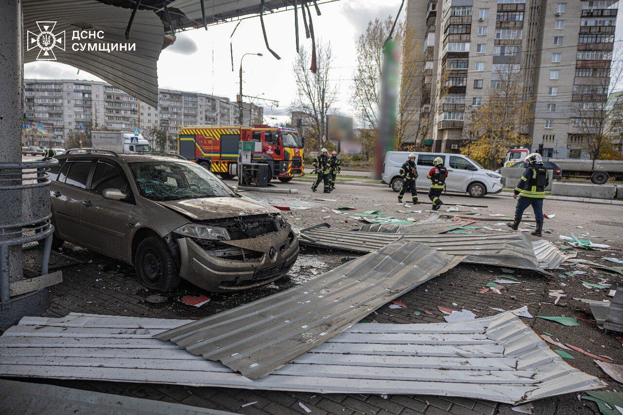 Оккупанты атаковали гражданскую инфраструктуру в Сумах, есть пострадавшие: момент удара попал на видео