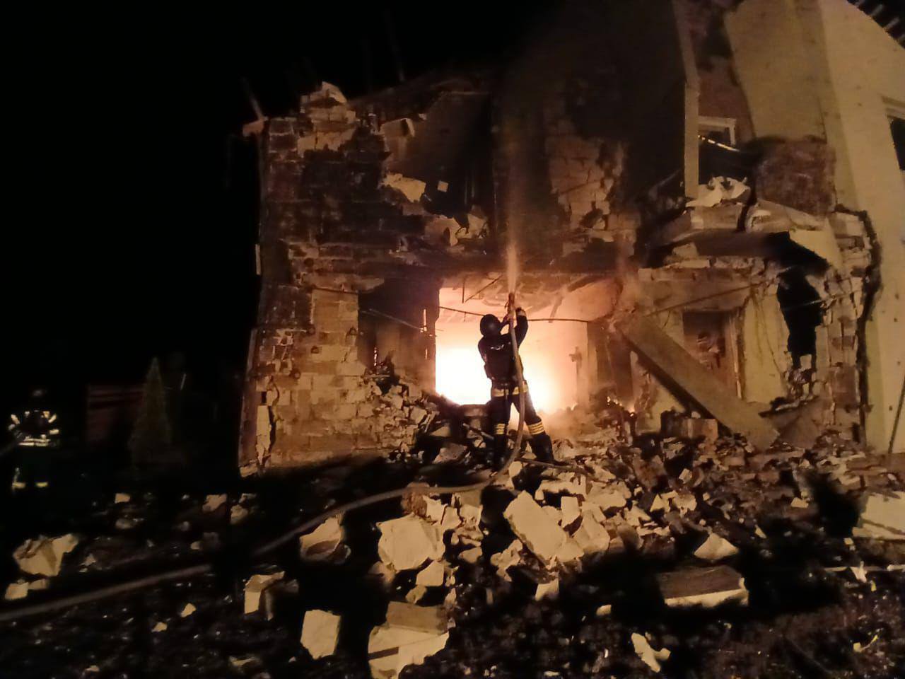 Окупанти атакували Бориспіль на Київщині: сталась пожежа, постраждала жінка. Подробиці та фото