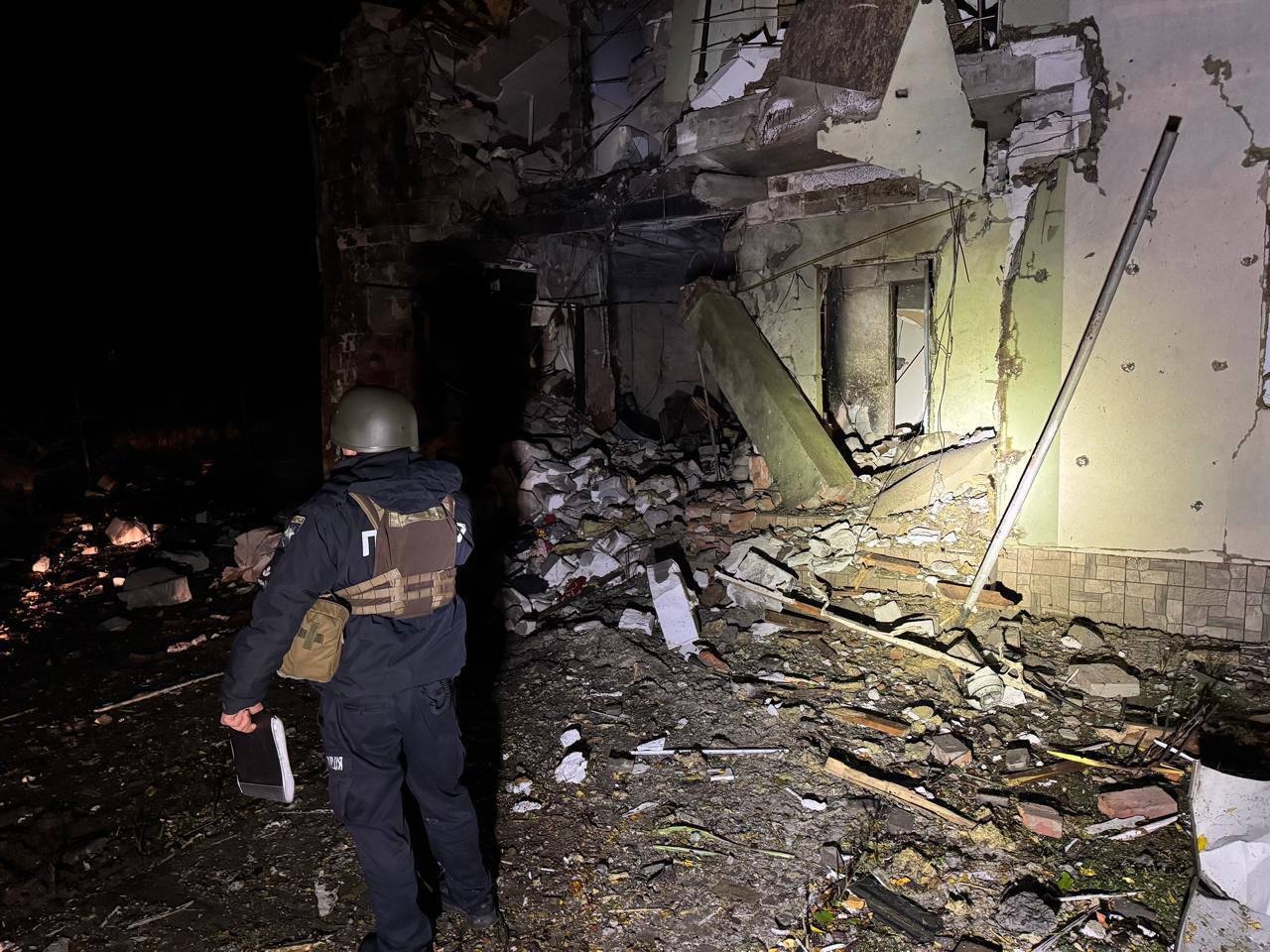 Окупанти атакували Бориспіль на Київщині: сталась пожежа, постраждала жінка. Подробиці та фото