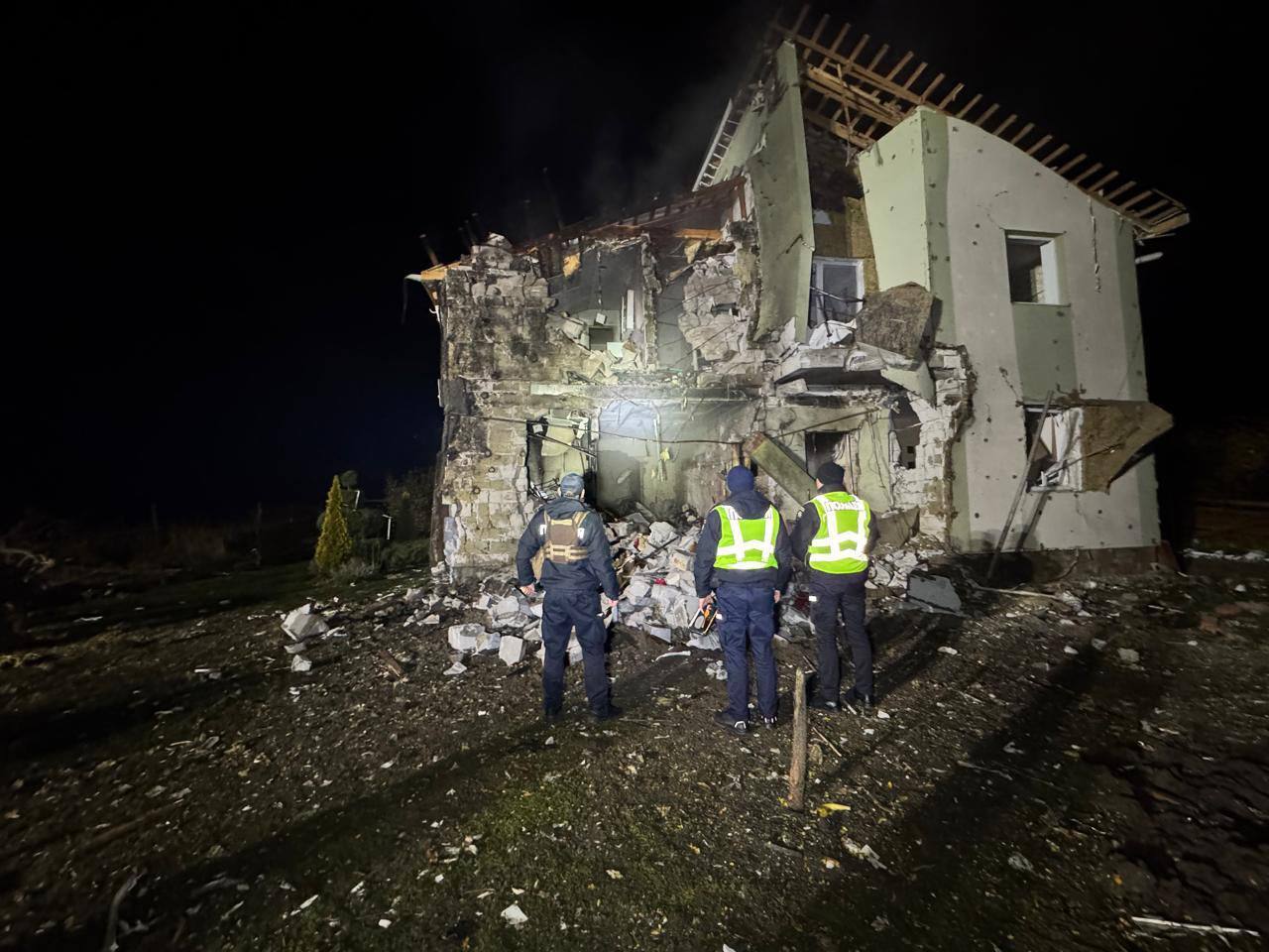 Окупанти атакували Бориспіль на Київщині: сталась пожежа, постраждала жінка. Подробиці та фото