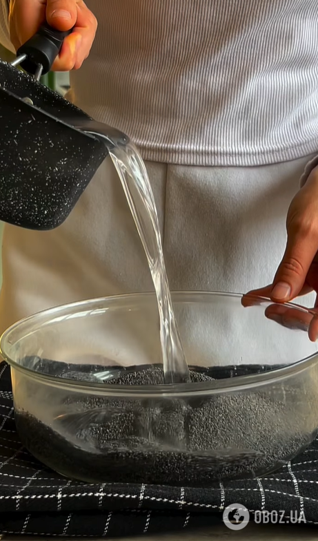 Багато маку і пухке тісто: як приготувати смачний солодкий рулет до чаю