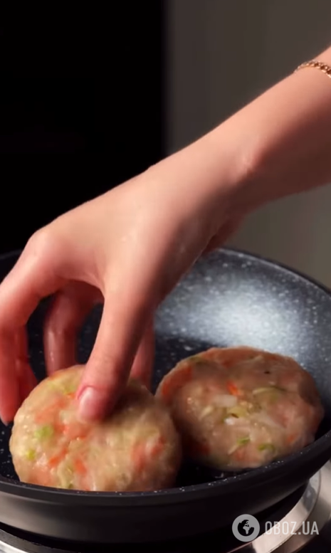 В чому секрет соковитих котлет з курячого філе: рецепт страви для обіду