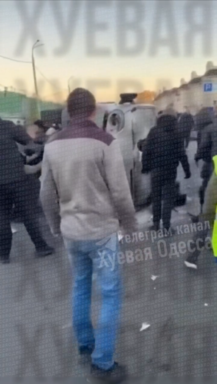 В Одессе люди перевернули бус ТЦК, произошла стычка с применением дубинок и слезоточивого газа: появился официальный комментарий. Видео
