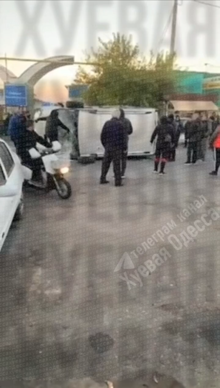 В Одессе люди перевернули бус ТЦК, произошла стычка с применением дубинок и слезоточивого газа: появился официальный комментарий. Видео