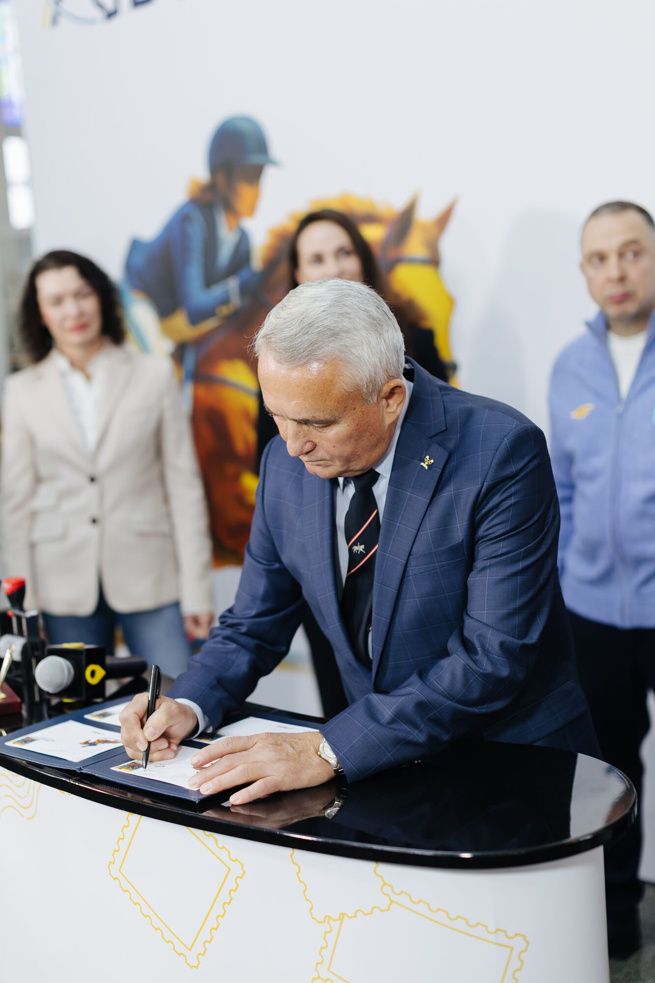 Символ незламності українського спорту під час війни: "Укрпошта" презентувала марку "Кінний спорт України"