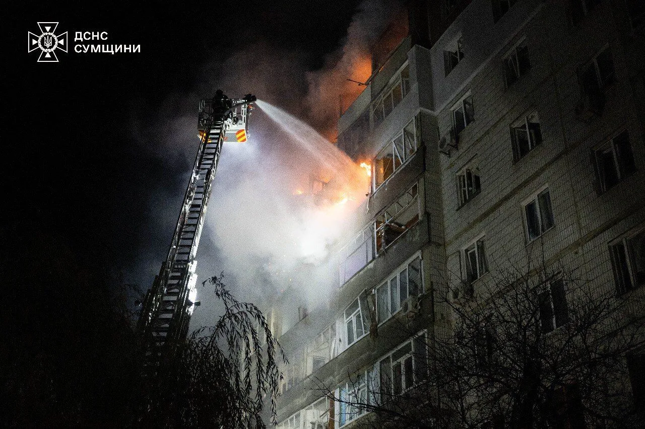 Росія завдала ударів по Сумах: є влучання в багатоповерхівку, горів об’єкт інфраструктури, серед постраждалих – діти. Фото і відео