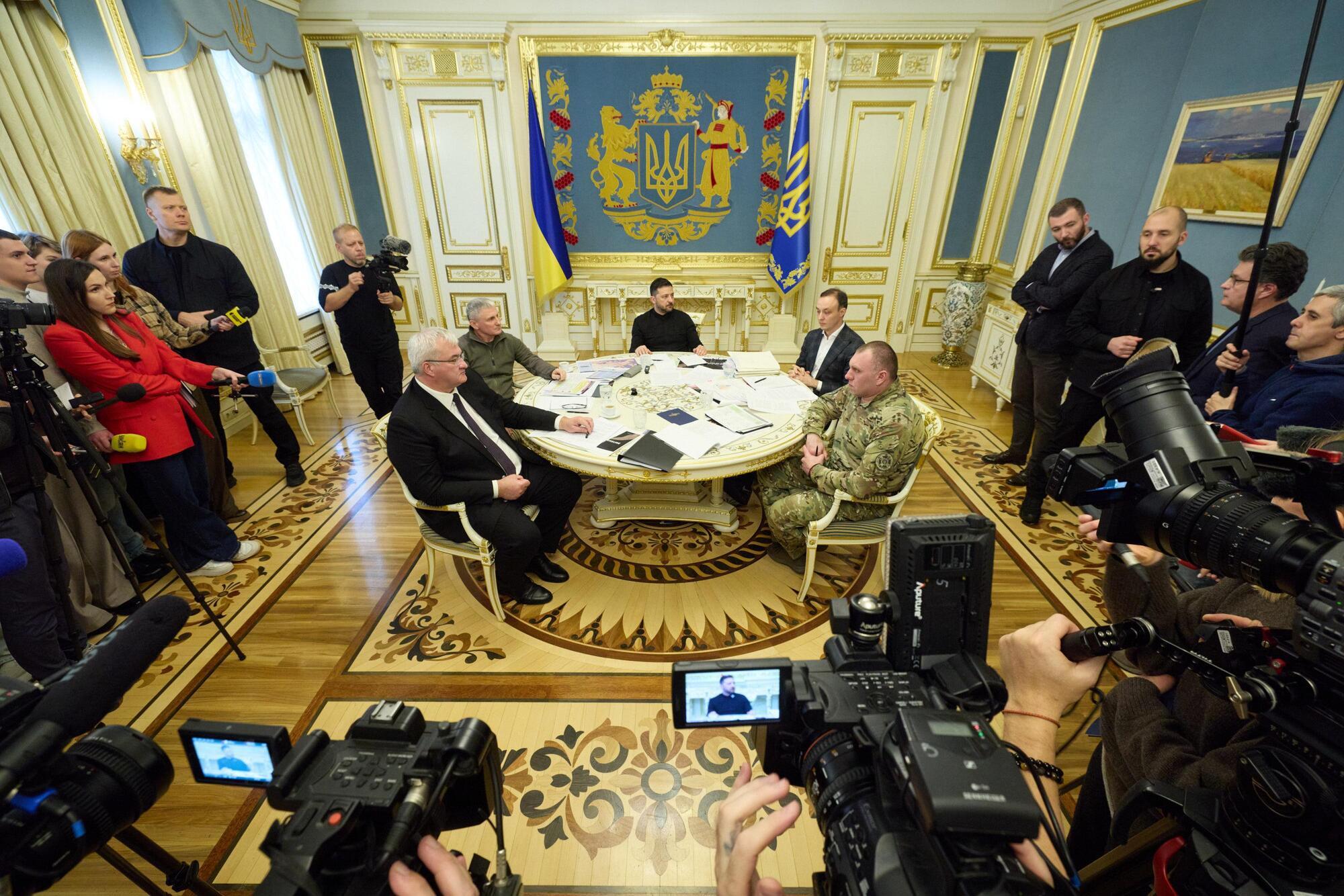 "Идет серьезная битва": Зеленский и Малюк рассказали о ситуации в Покровске и опровергли слухи об окружении