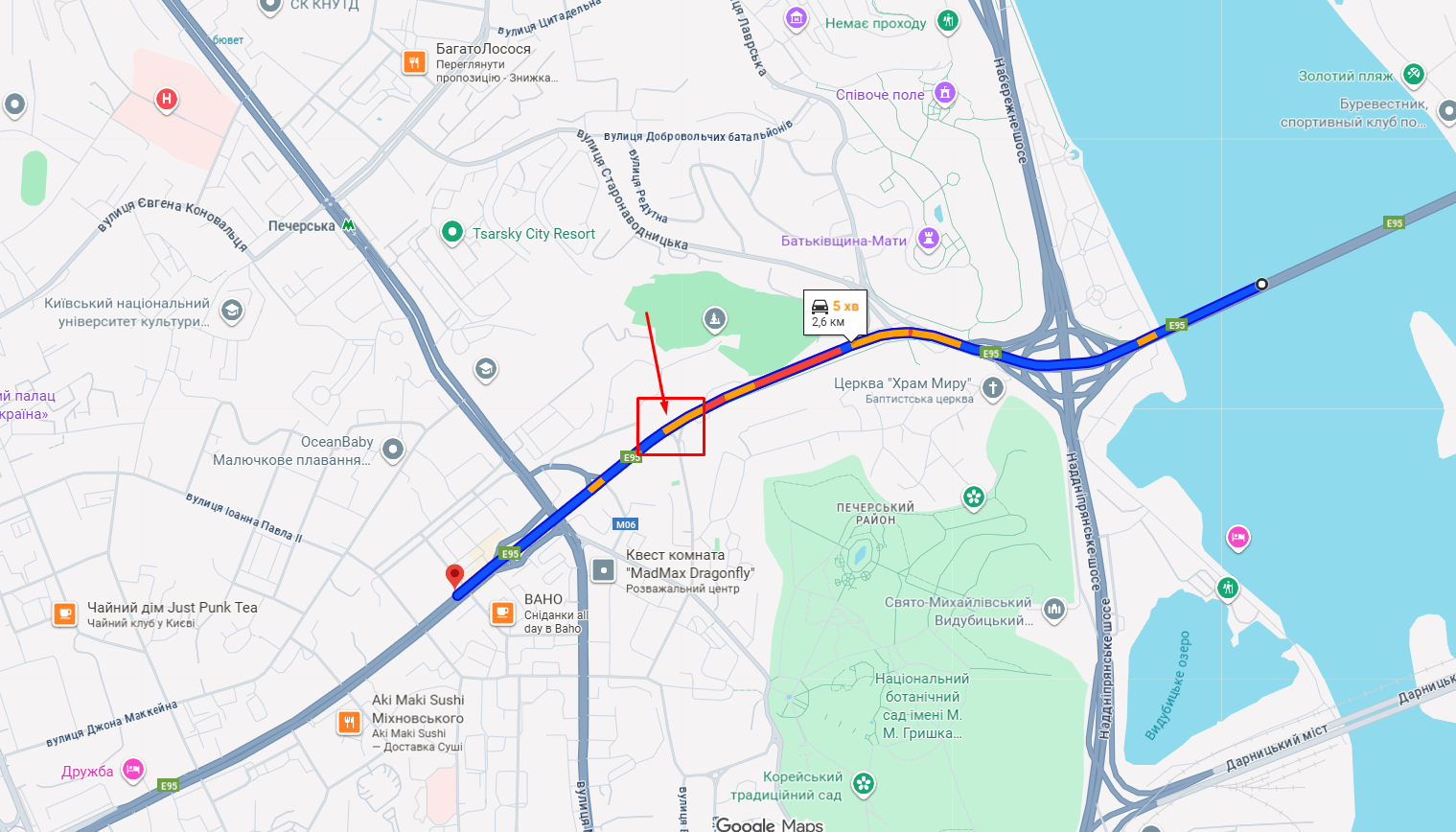 В Киеве на Печерске прорвало трубу: дорогу залило кипятком. Подробности, фото и видео