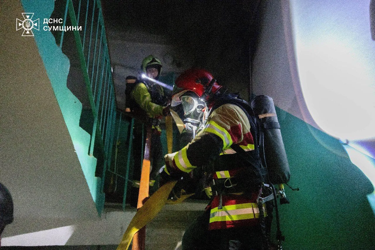 Росія завдала ударів по Сумах: є влучання в багатоповерхівку, горів об’єкт інфраструктури, серед постраждалих – діти. Фото і відео