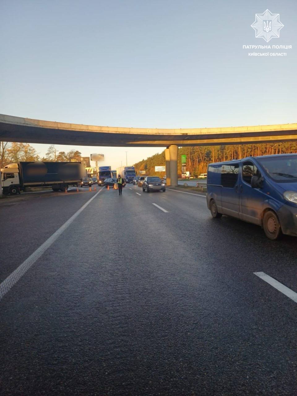 Под Киевом грузовик протаранил недостроенный мост и перевернулся: возникла пробка. Подробности, фото и видео
