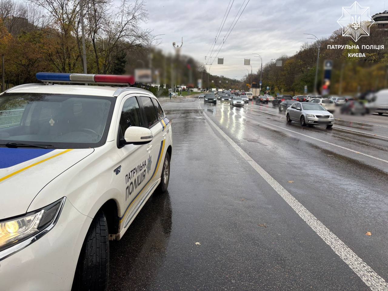 В Киеве на Печерске прорвало трубу: дорогу залило кипятком. Подробности, фото и видео