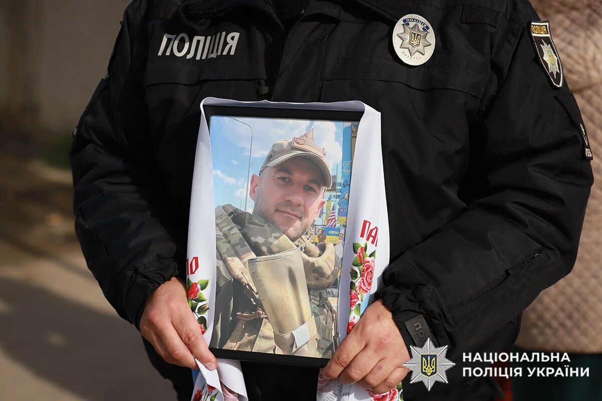 "Віддав життя за кожного з нас": на Хмельниччині попрощалися з поліцейським, який загинув на Покровському напрямку. Фото