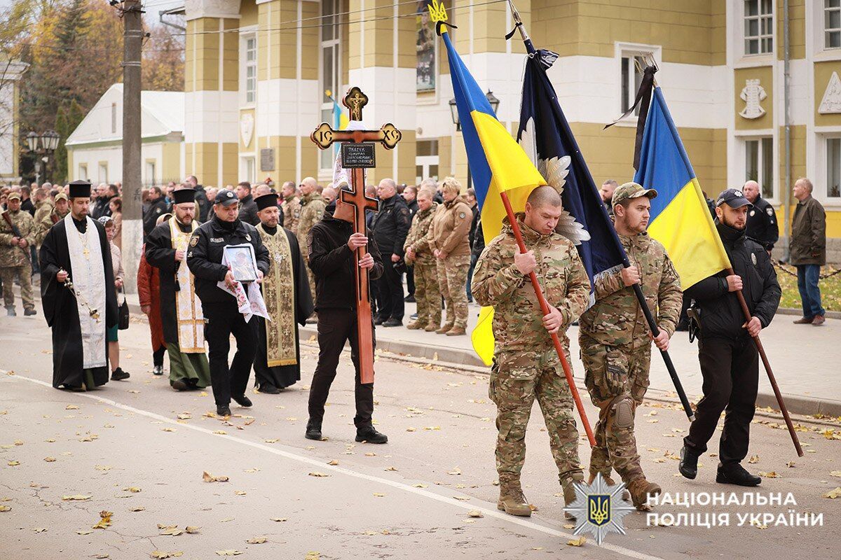 "Віддав життя за кожного з нас": на Хмельниччині попрощалися з поліцейським, який загинув на Покровському напрямку. Фото