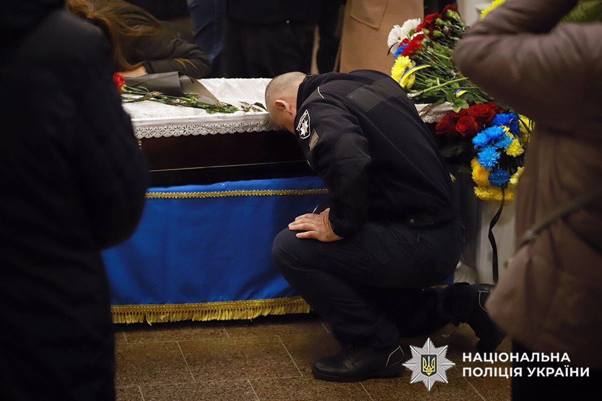 "Віддав життя за кожного з нас": на Хмельниччині попрощалися з поліцейським, який загинув на Покровському напрямку. Фото