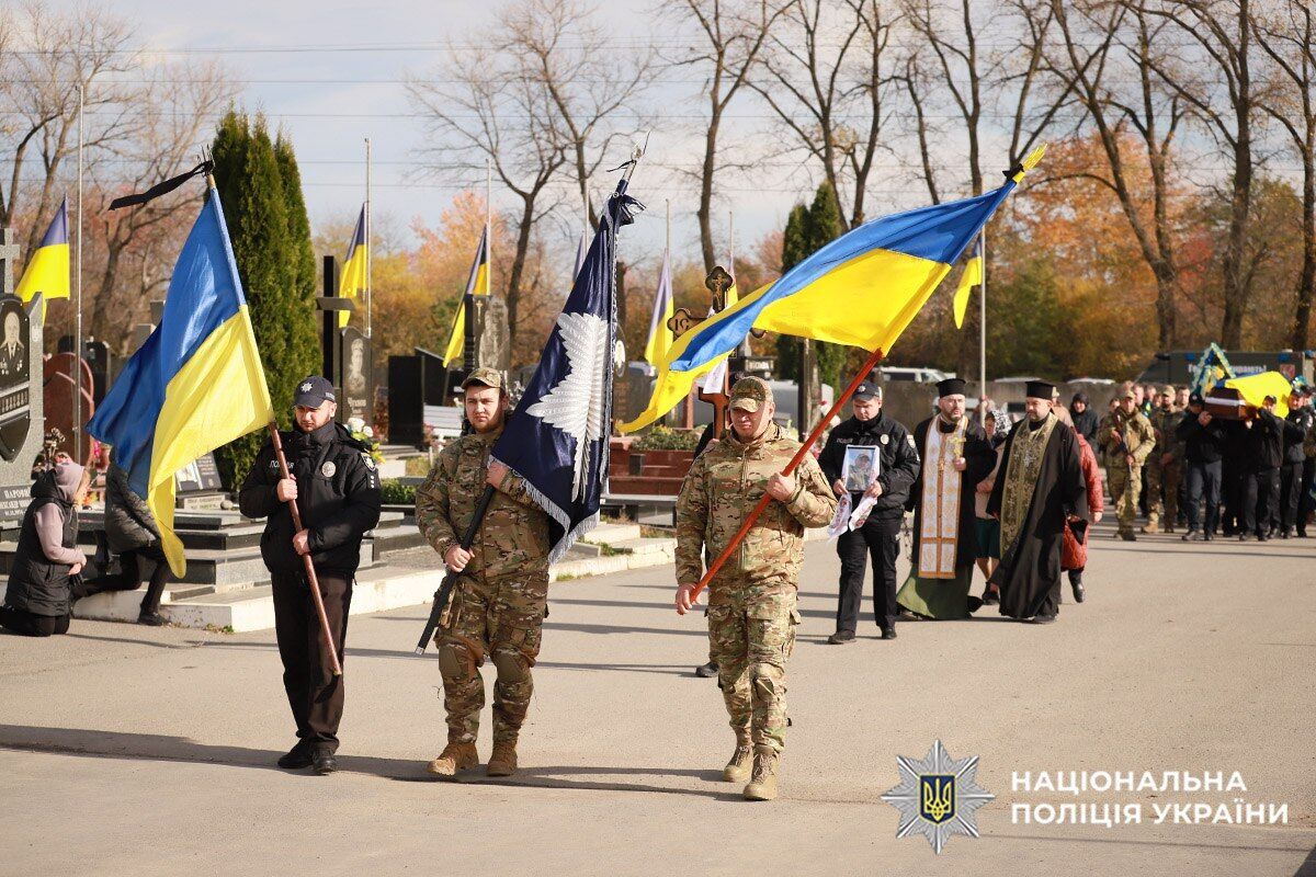 "Віддав життя за кожного з нас": на Хмельниччині попрощалися з поліцейським, який загинув на Покровському напрямку. Фото