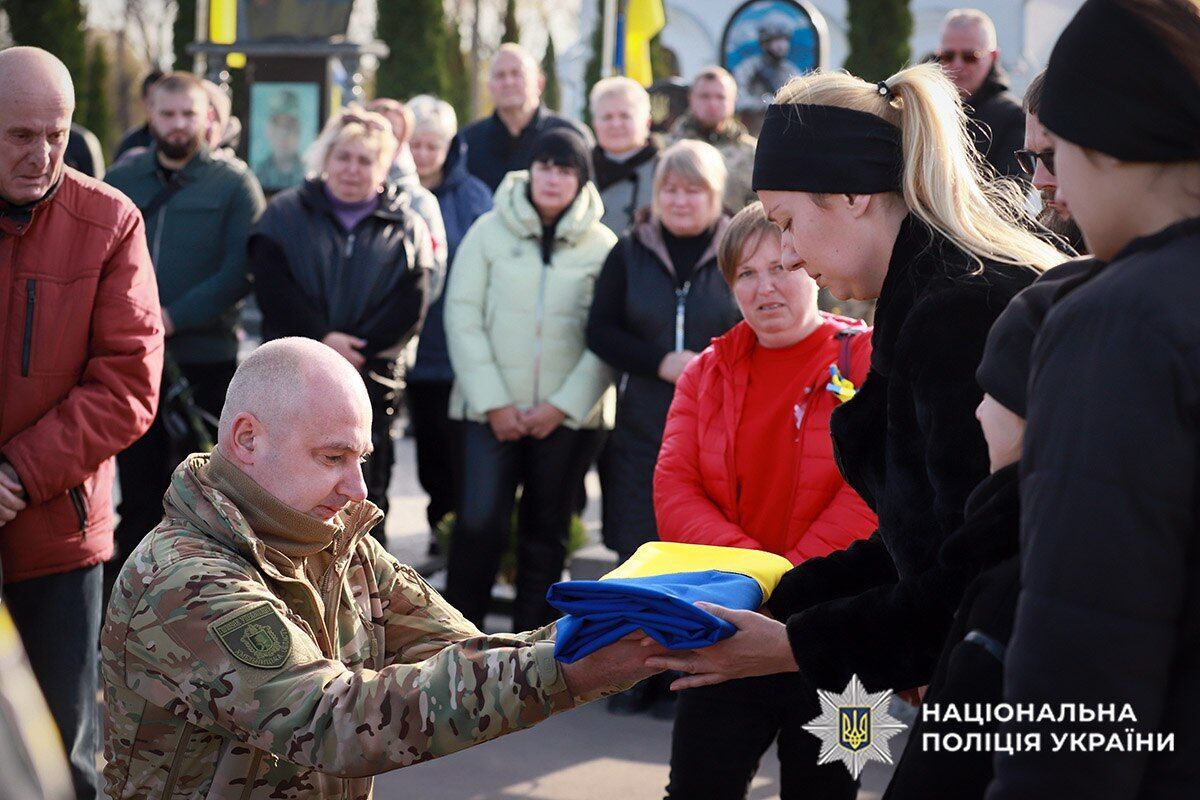 "Віддав життя за кожного з нас": на Хмельниччині попрощалися з поліцейським, який загинув на Покровському напрямку. Фото