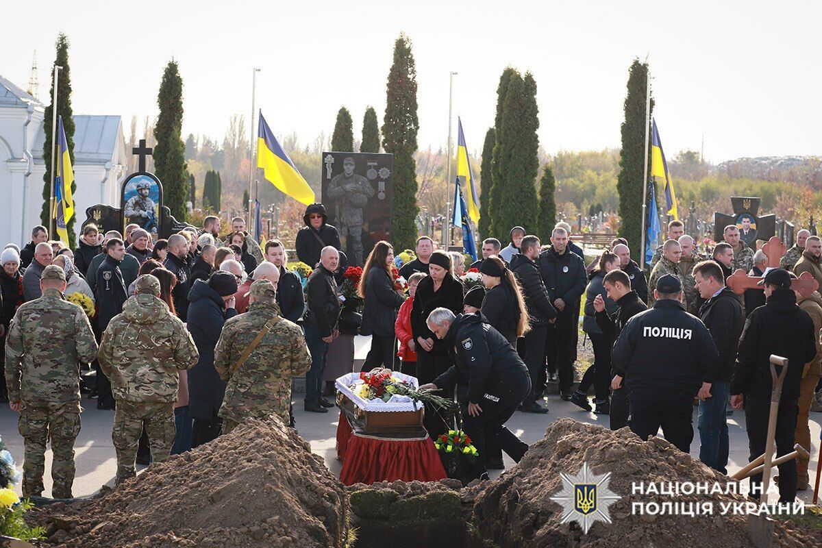 "Віддав життя за кожного з нас": на Хмельниччині попрощалися з поліцейським, який загинув на Покровському напрямку. Фото