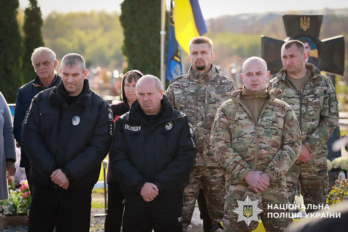 "Віддав життя за кожного з нас": на Хмельниччині попрощалися з поліцейським, який загинув на Покровському напрямку. Фото