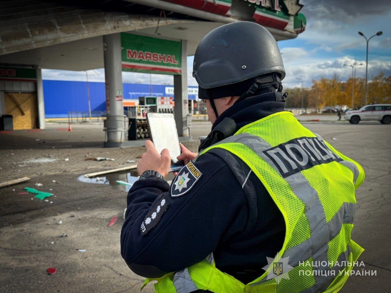 Россия нанесла удары по Сумам: есть попадание в многоэтажку, горел объект инфраструктуры, среди пострадавших – дети. Фото и видео