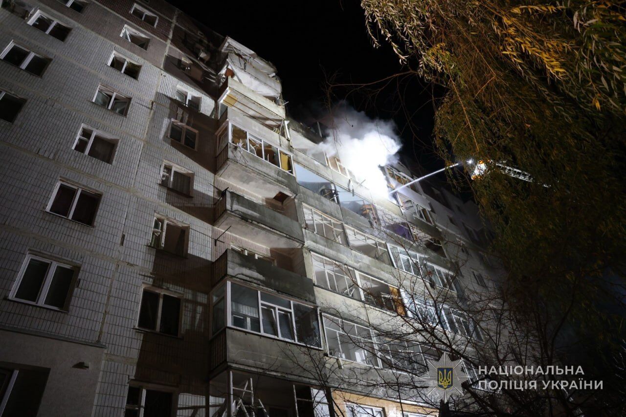 Россия нанесла удары по Сумам: есть попадание в многоэтажку, горел объект инфраструктуры, среди пострадавших – дети. Фото и видео
