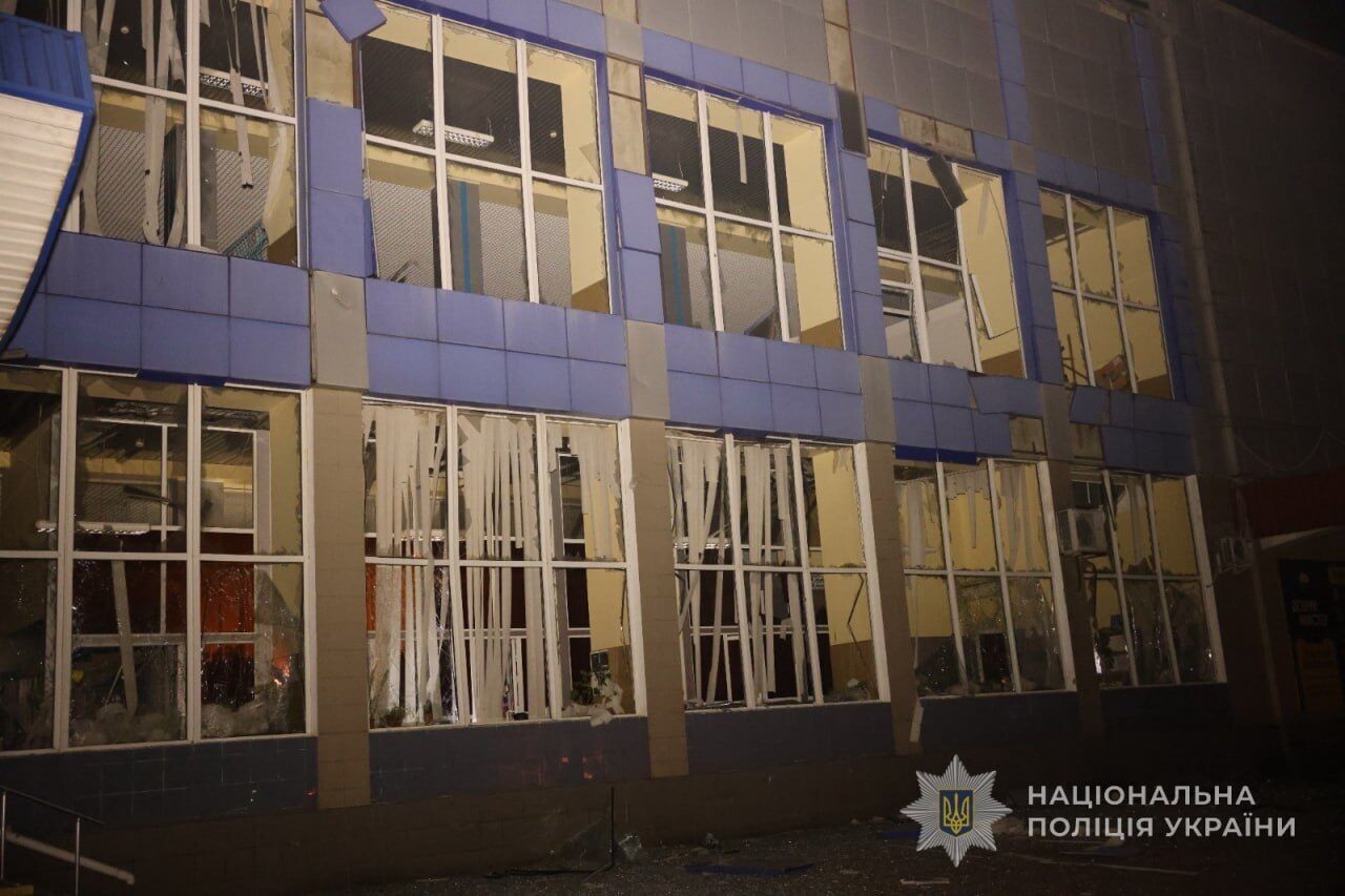 Россия нанесла удары по Сумам: есть попадание в многоэтажку, горел объект инфраструктуры, среди пострадавших – дети. Фото и видео