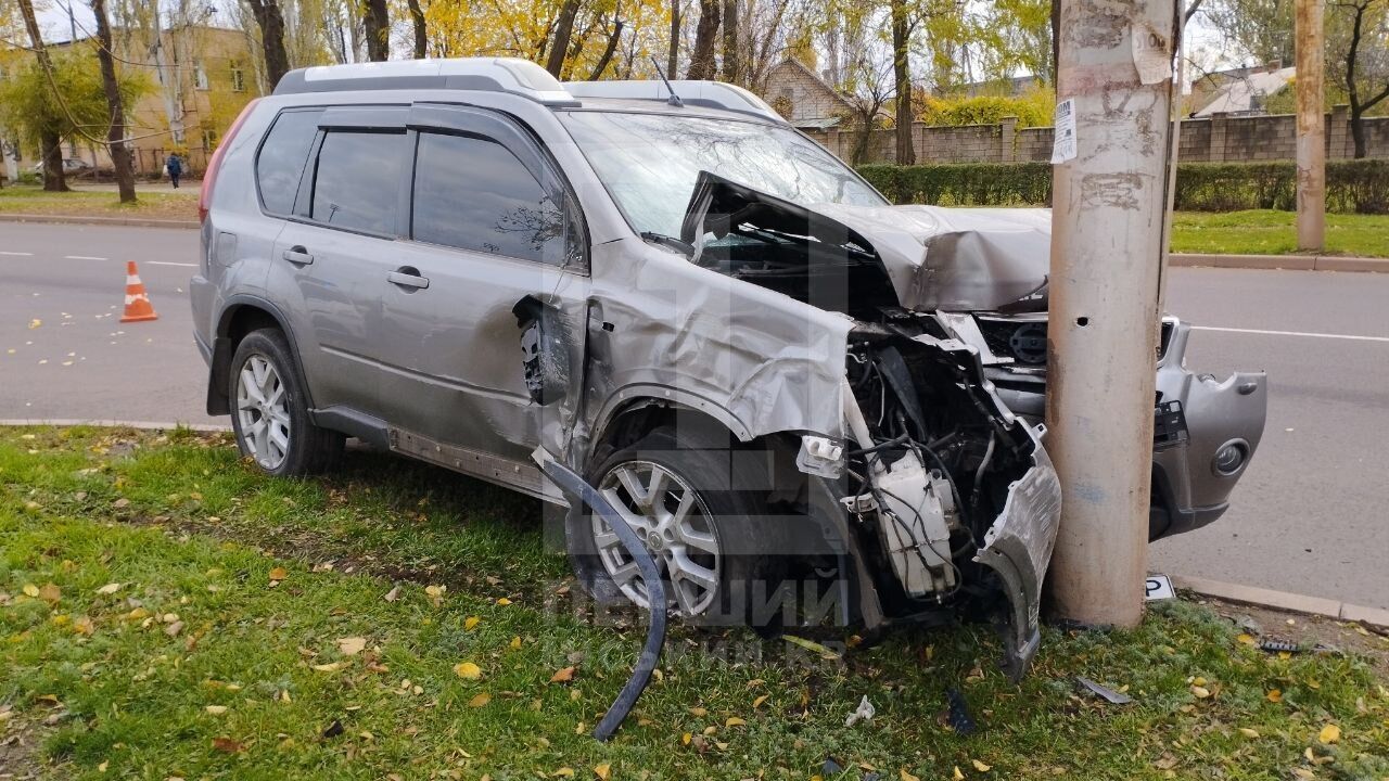 У Кривому Розі авто влетіло в стовп: водій загинув на місці. Фото й відео