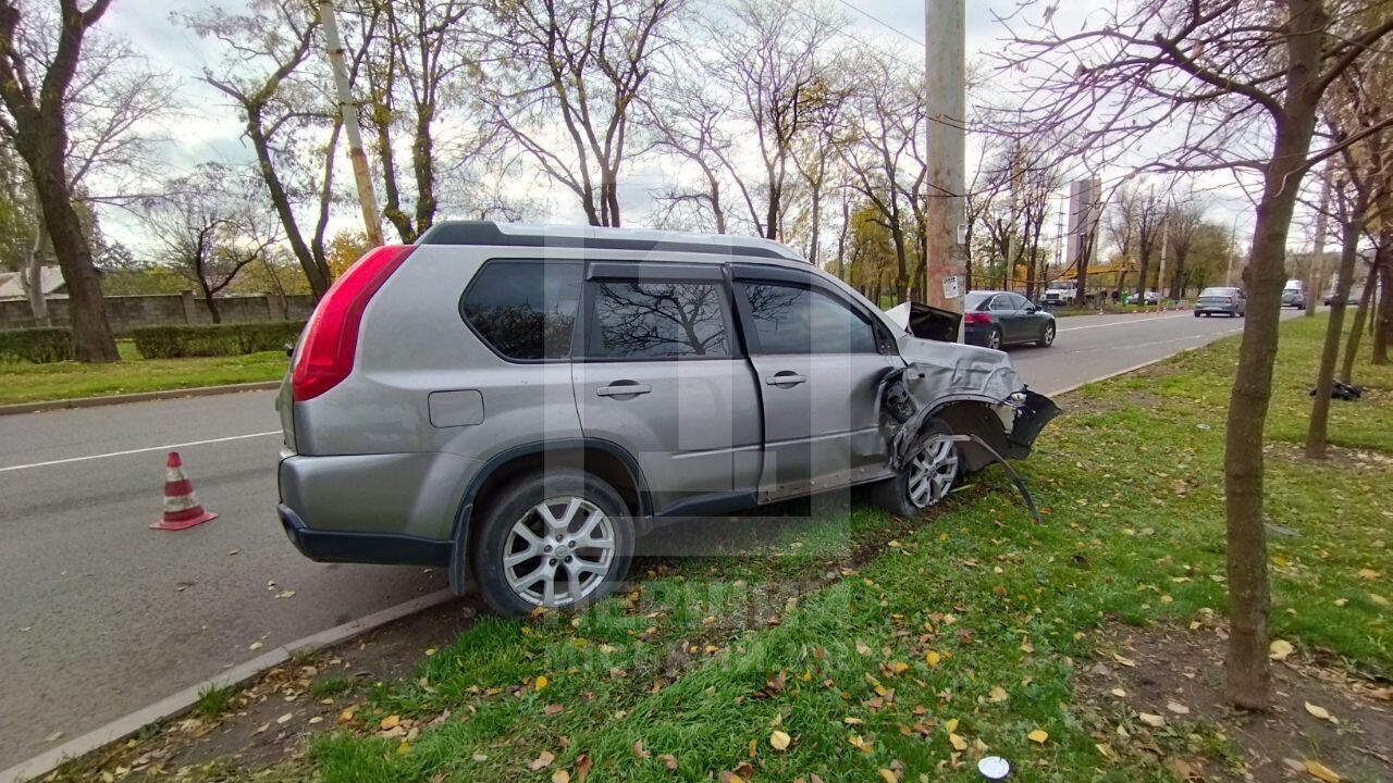 У Кривому Розі авто влетіло в стовп: водій загинув на місці. Фото й відео