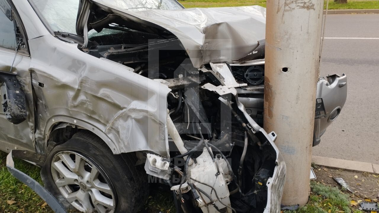 У Кривому Розі авто влетіло в стовп: водій загинув на місці. Фото й відео