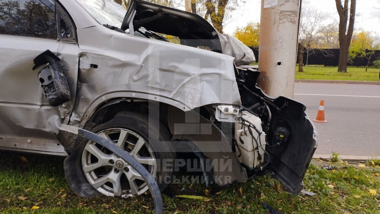 У Кривому Розі авто влетіло в стовп: водій загинув на місці. Фото й відео