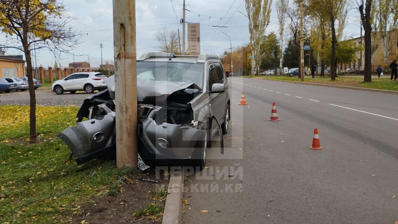 У Кривому Розі авто влетіло в стовп: водій загинув на місці. Фото й відео