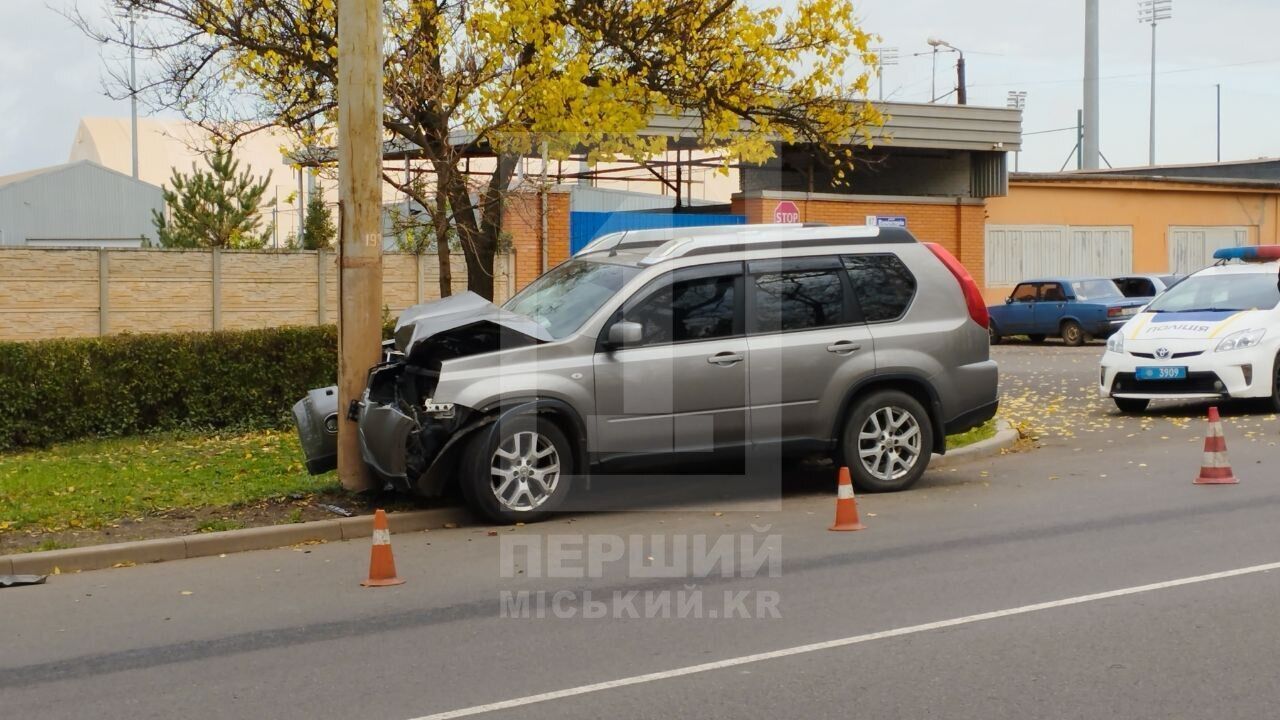 У Кривому Розі авто влетіло в стовп: водій загинув на місці. Фото й відео