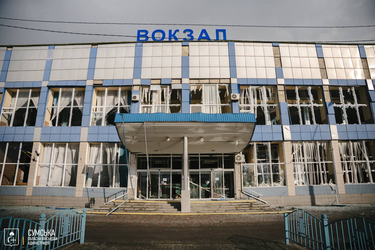 Повреждено депо, кассы не работают: выяснились последствия удара РФ по железнодорожному вокзалу в Сумах. Фото