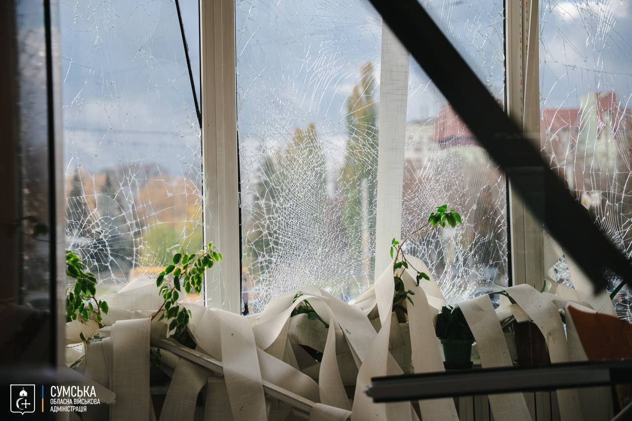 Повреждено депо, кассы не работают: выяснились последствия удара РФ по железнодорожному вокзалу в Сумах. Фото