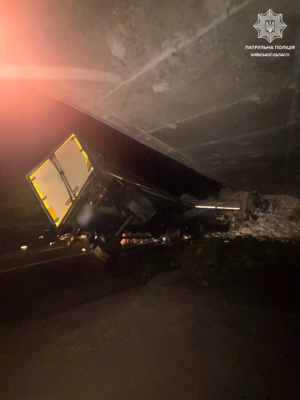 Под Киевом грузовик протаранил недостроенный мост и перевернулся: возникла пробка. Подробности, фото и видео