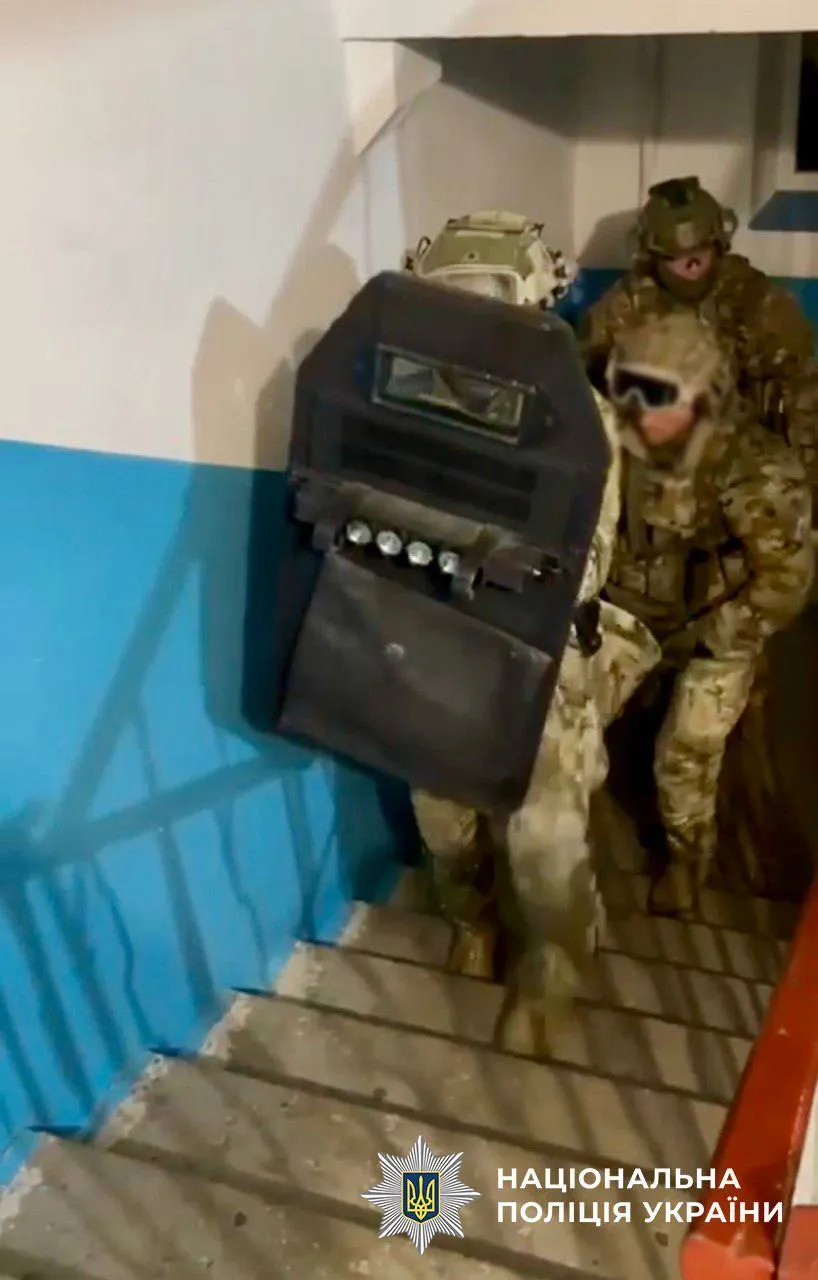 Вибух у відділенні "Укрпошти" в Києві: поліцейські затримали причетного до інциденту. Подробиці та фото