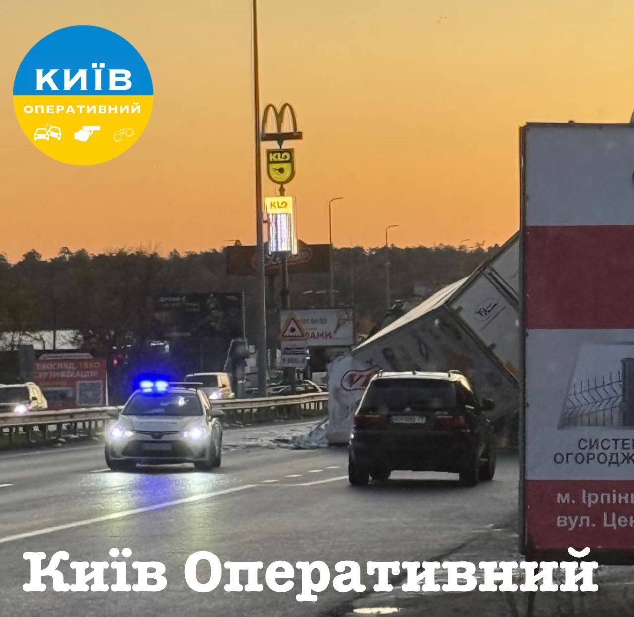 Под Киевом грузовик протаранил недостроенный мост и перевернулся: возникла пробка. Подробности, фото и видео