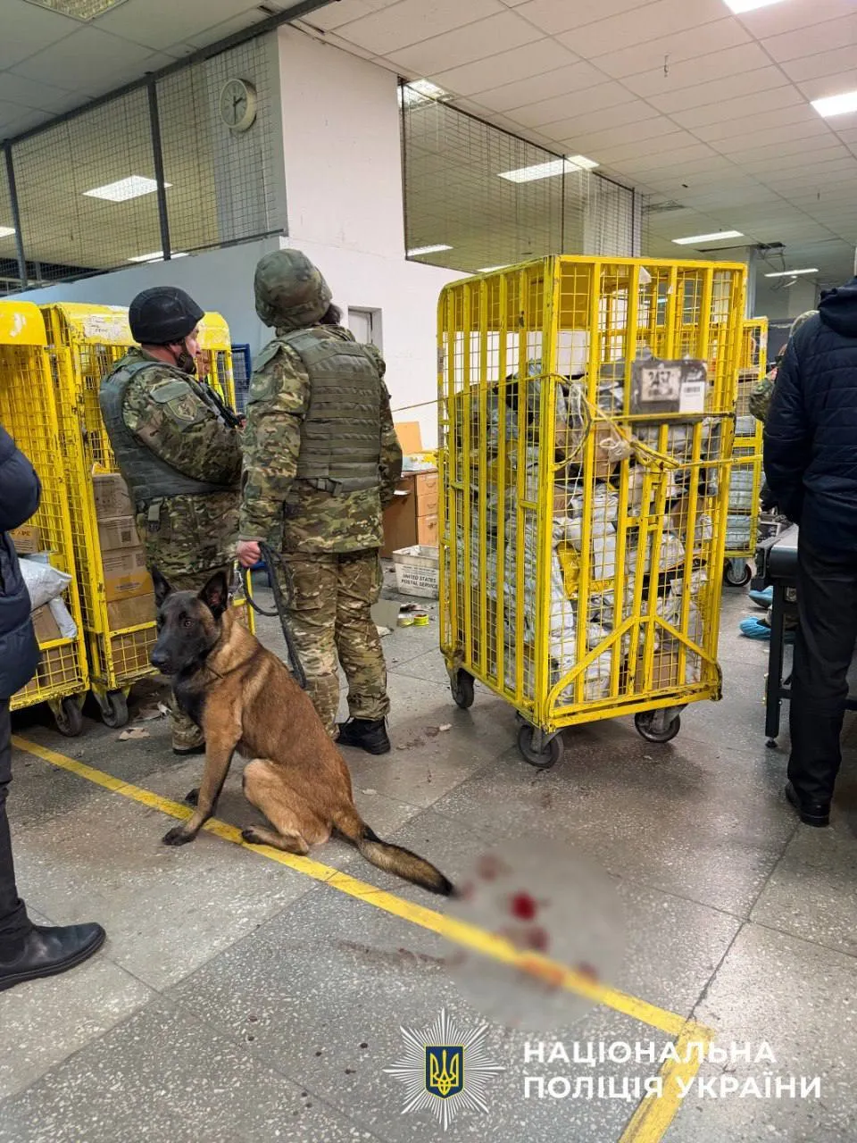 Вибух у відділенні "Укрпошти" в Києві: поліцейські затримали причетного до інциденту. Подробиці та фото