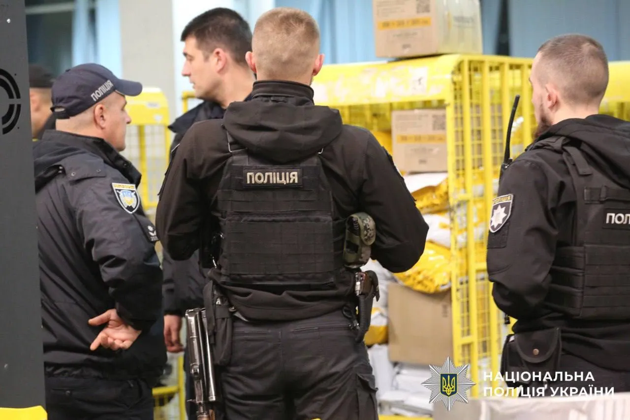 Вибух у відділенні "Укрпошти" в Києві: поліцейські затримали причетного до інциденту. Подробиці та фото