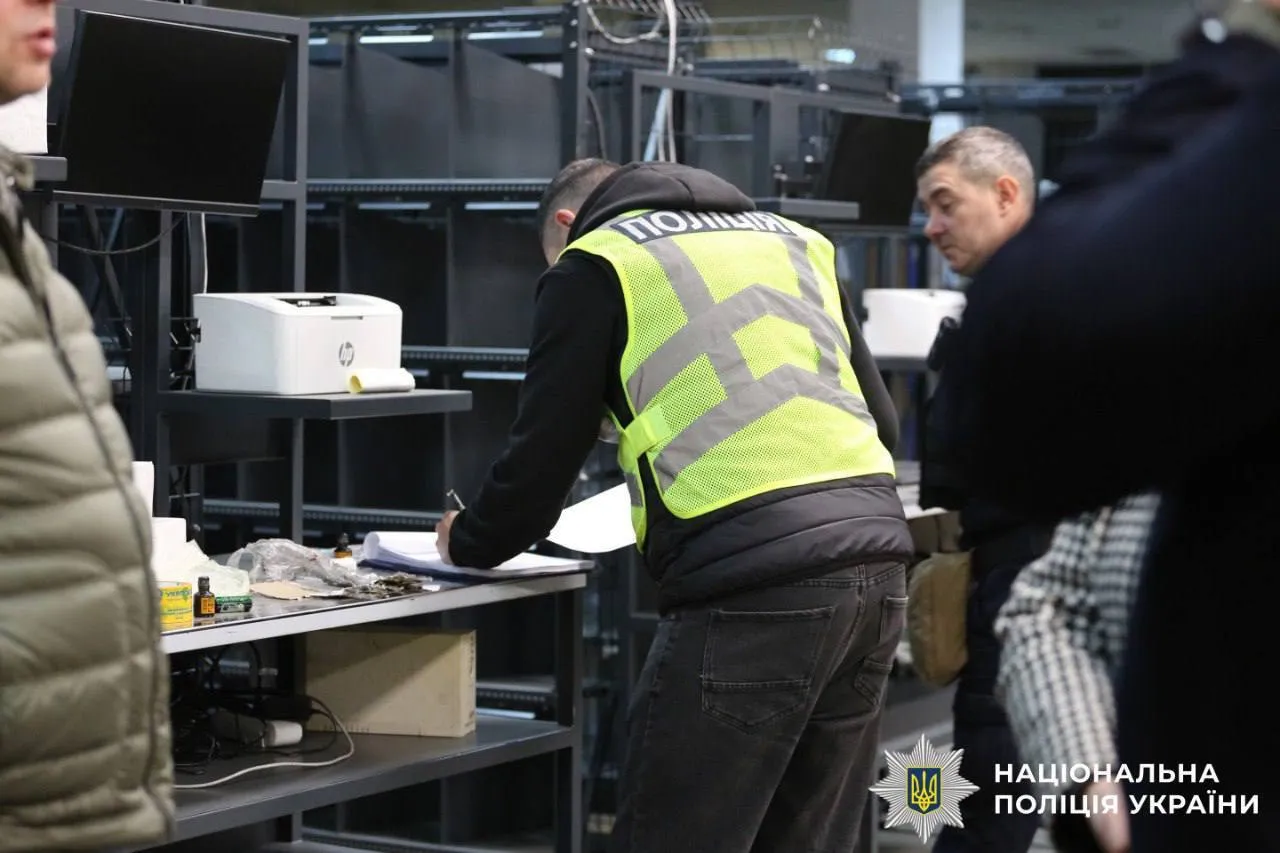 Вибух у відділенні "Укрпошти" в Києві: поліцейські затримали причетного до інциденту. Подробиці та фото