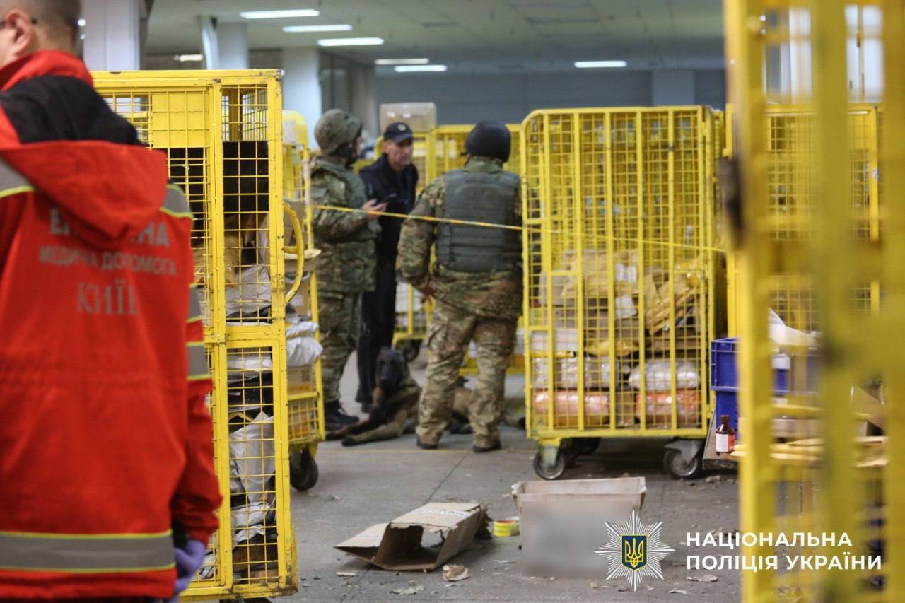 Вибух у відділенні "Укрпошти" в Києві: поліцейські затримали причетного до інциденту. Подробиці та фото